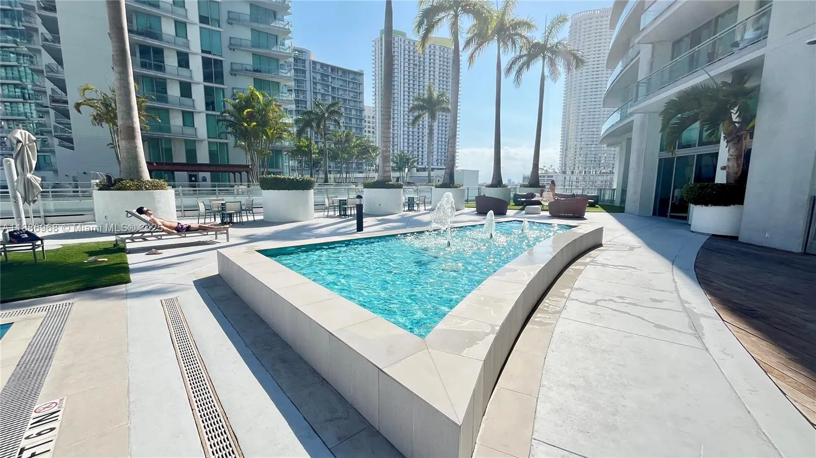 90 SW 3rd St, #1412