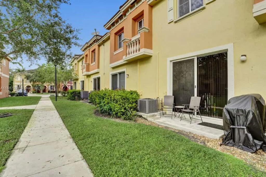 1832 SW 89th Ter