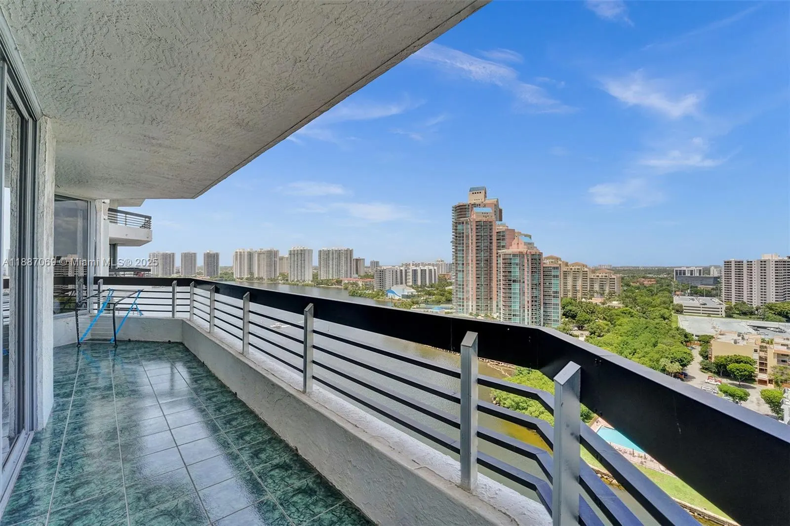 3530 Mystic Pointe Dr, #2002