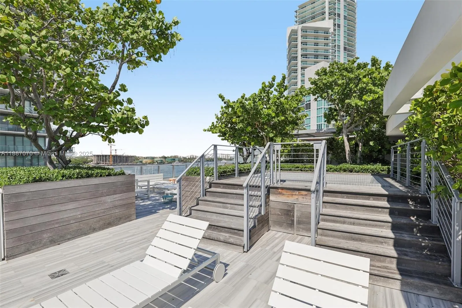 801 S Pointe Dr, #602
