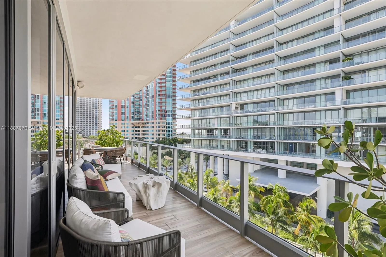 801 S Pointe Dr, #602