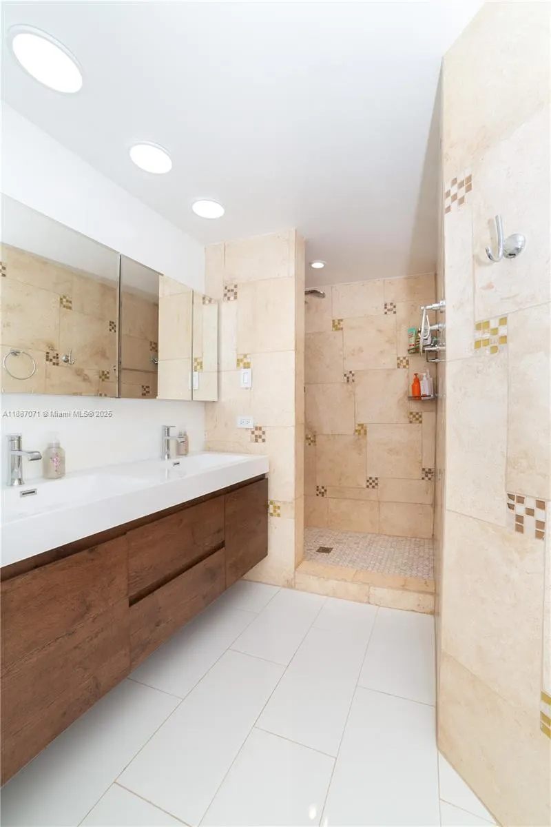 17150 N Bay Rd, #2905