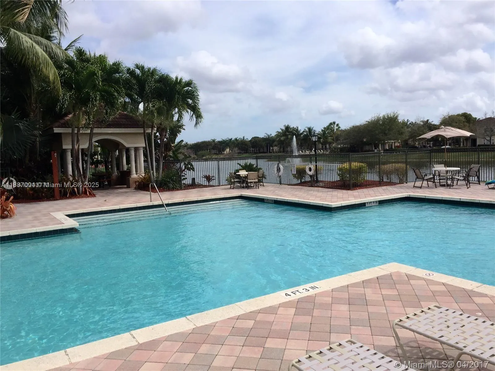 2516 Centergate Dr, #305