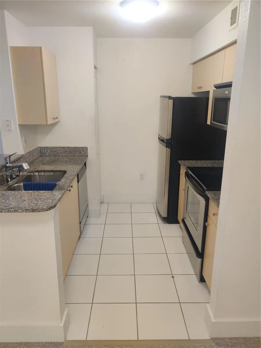2516 Centergate Dr, #305