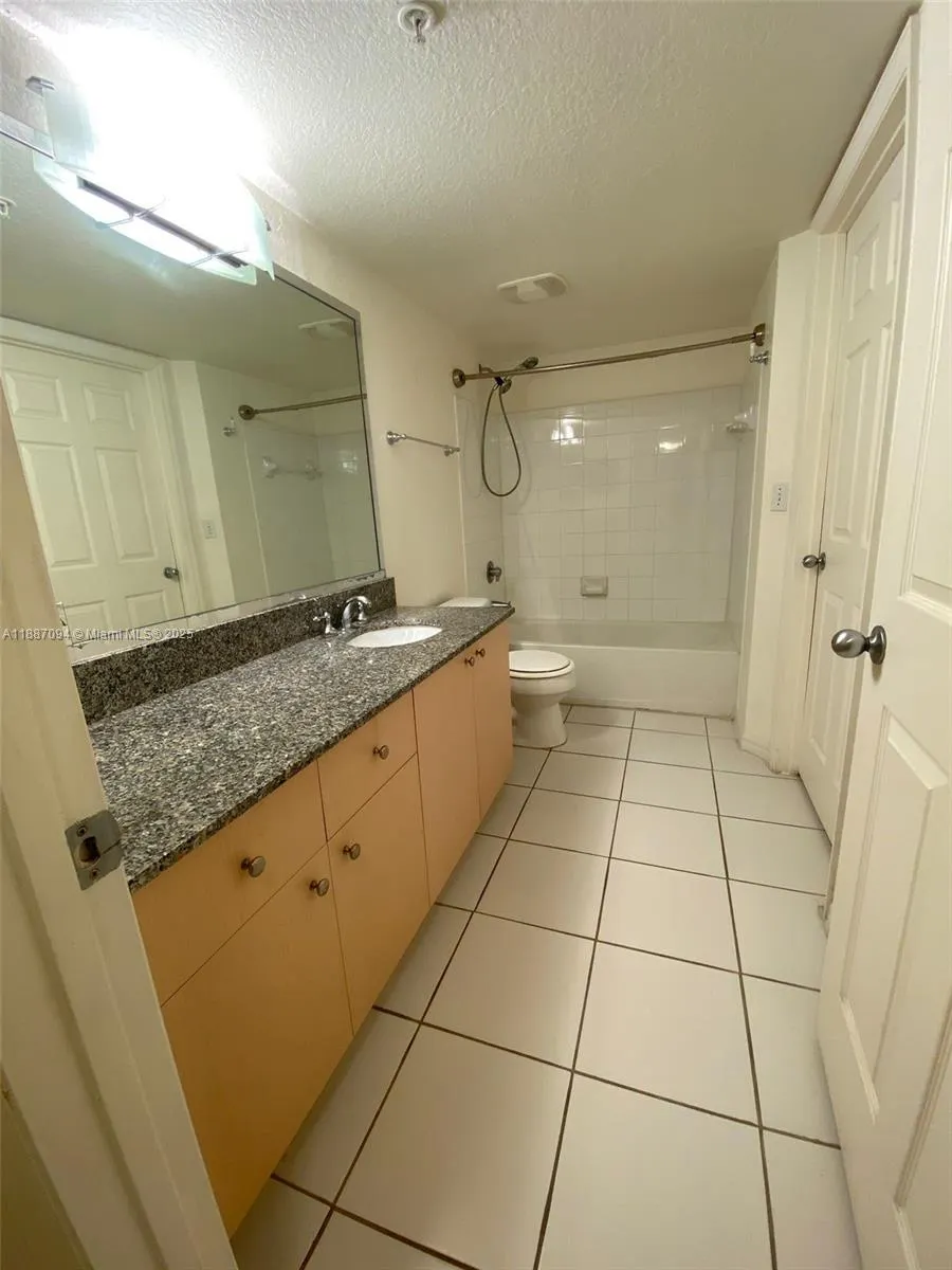 2516 Centergate Dr, #305