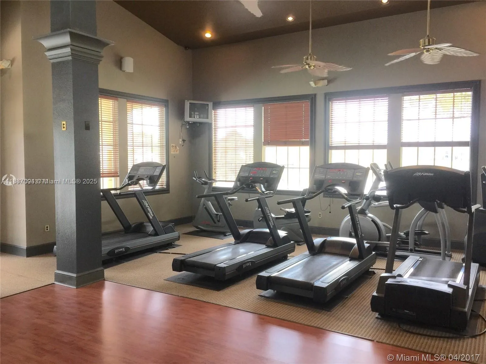 2516 Centergate Dr, #305