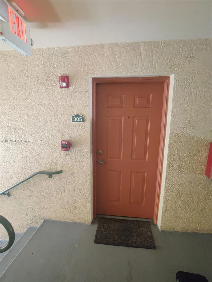 2516 Centergate Dr, #305