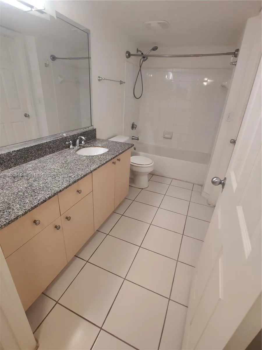 2516 Centergate Dr, #305