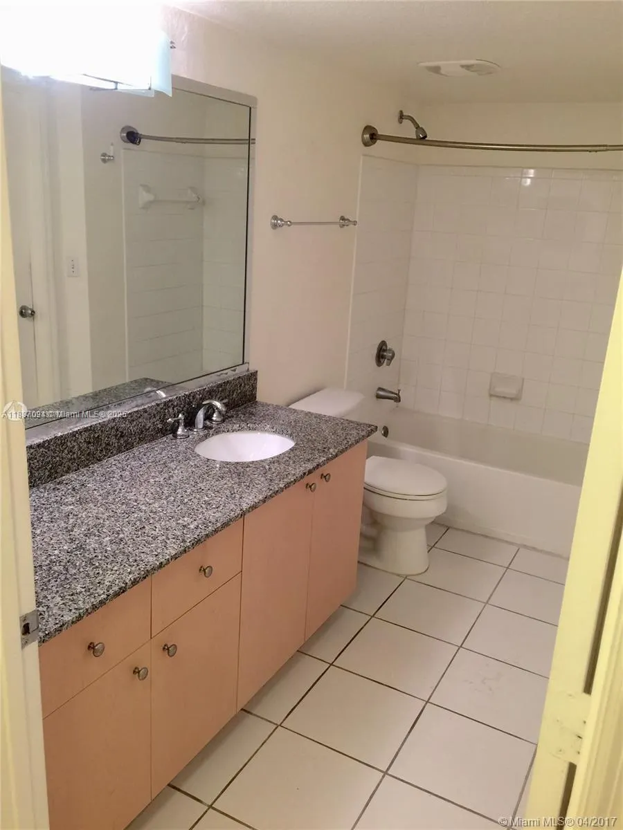 2516 Centergate Dr, #305