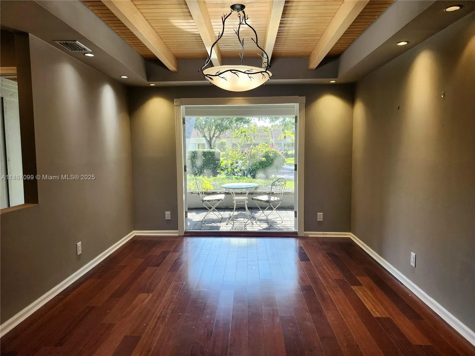 1 E Balfour Rd E