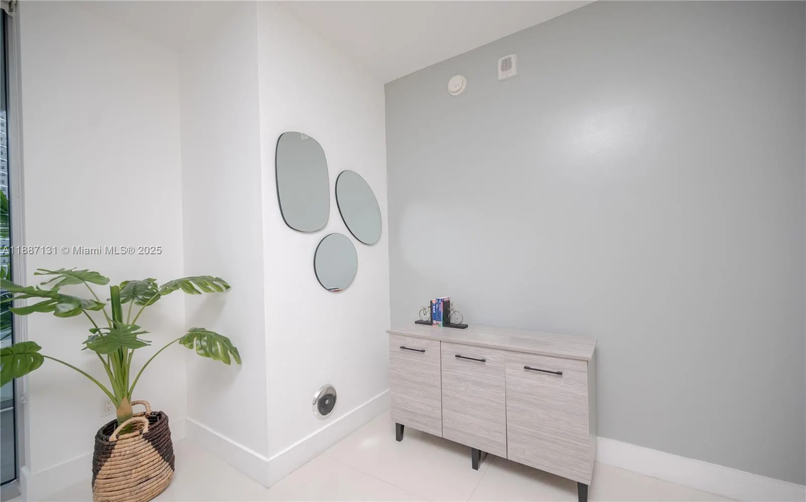 1300 Brickell Bay Dr, #1601