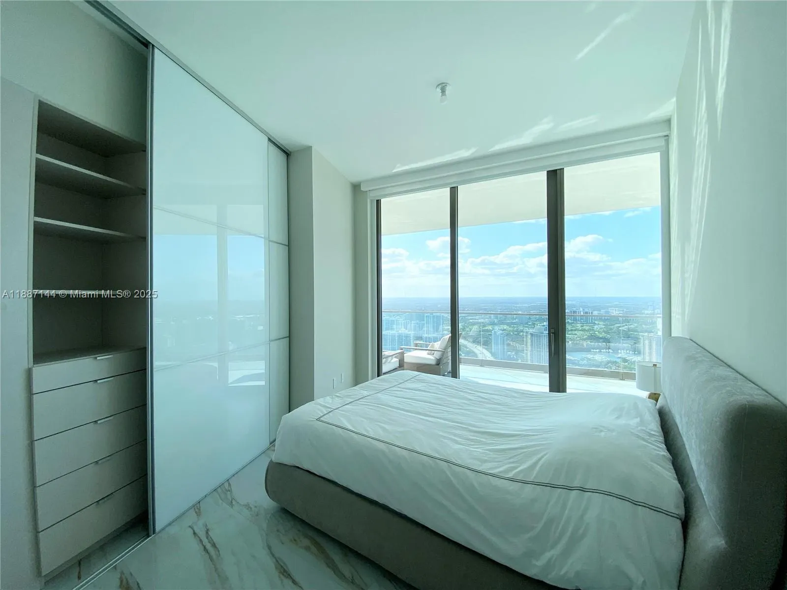 18975 Collins Ave, #5105