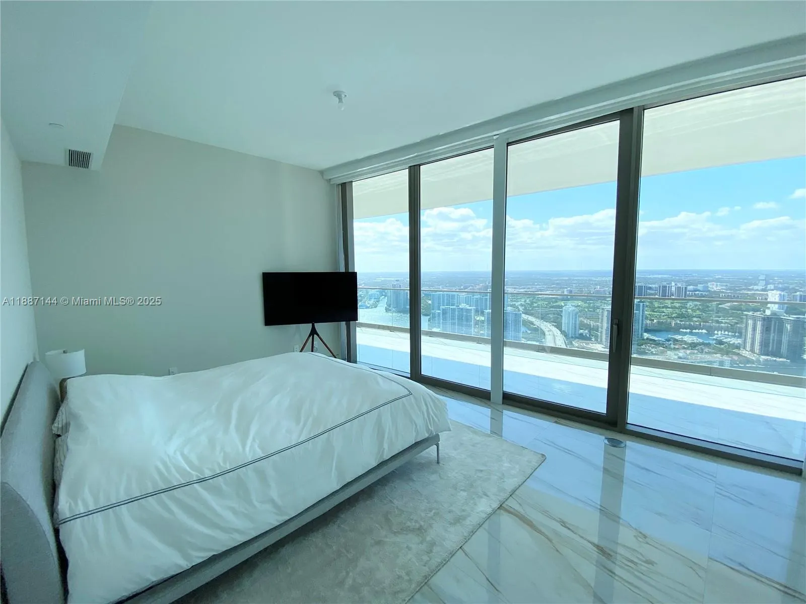 18975 Collins Ave, #5105