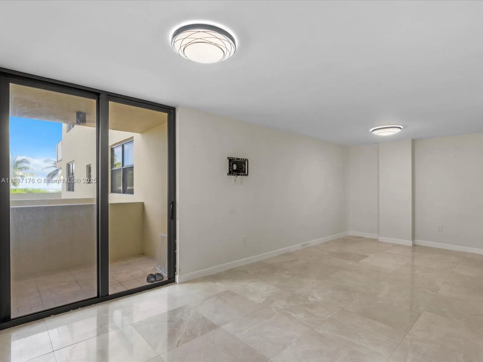 1623 Collins Ave, #215