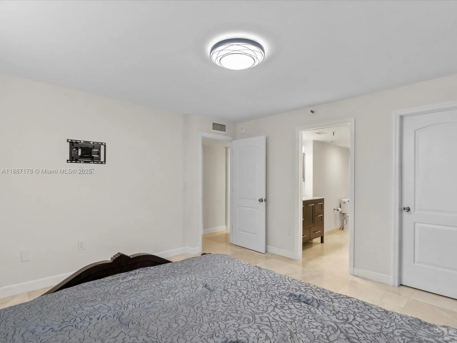 1623 Collins Ave, #215