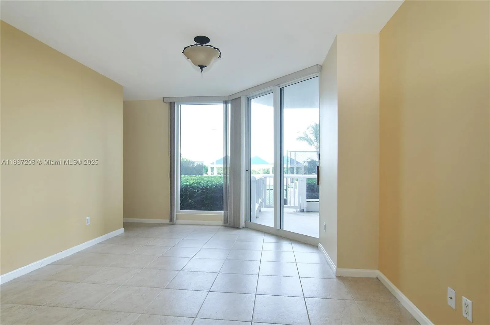 4779 Collins Ave, #506