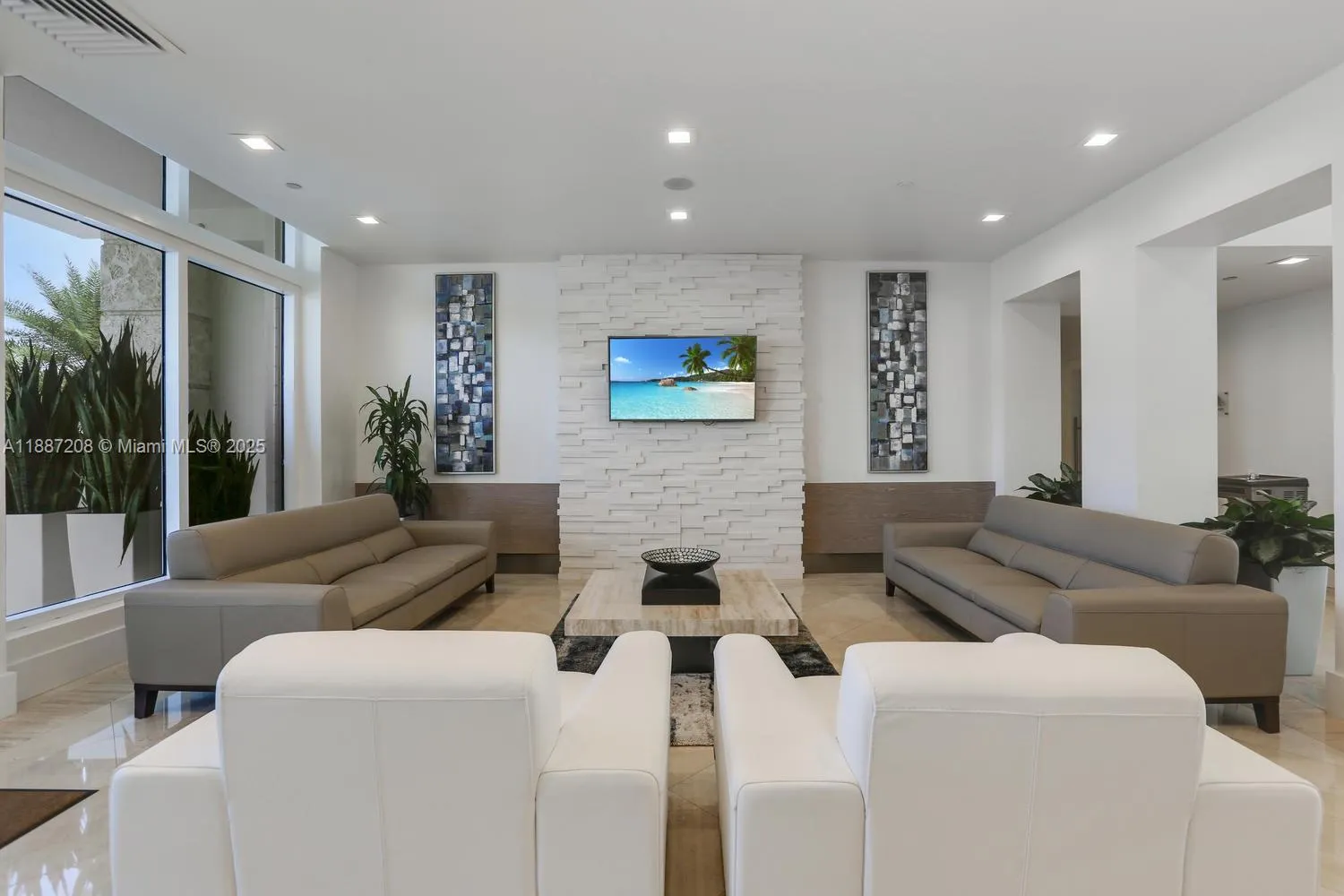 4779 Collins Ave, #506