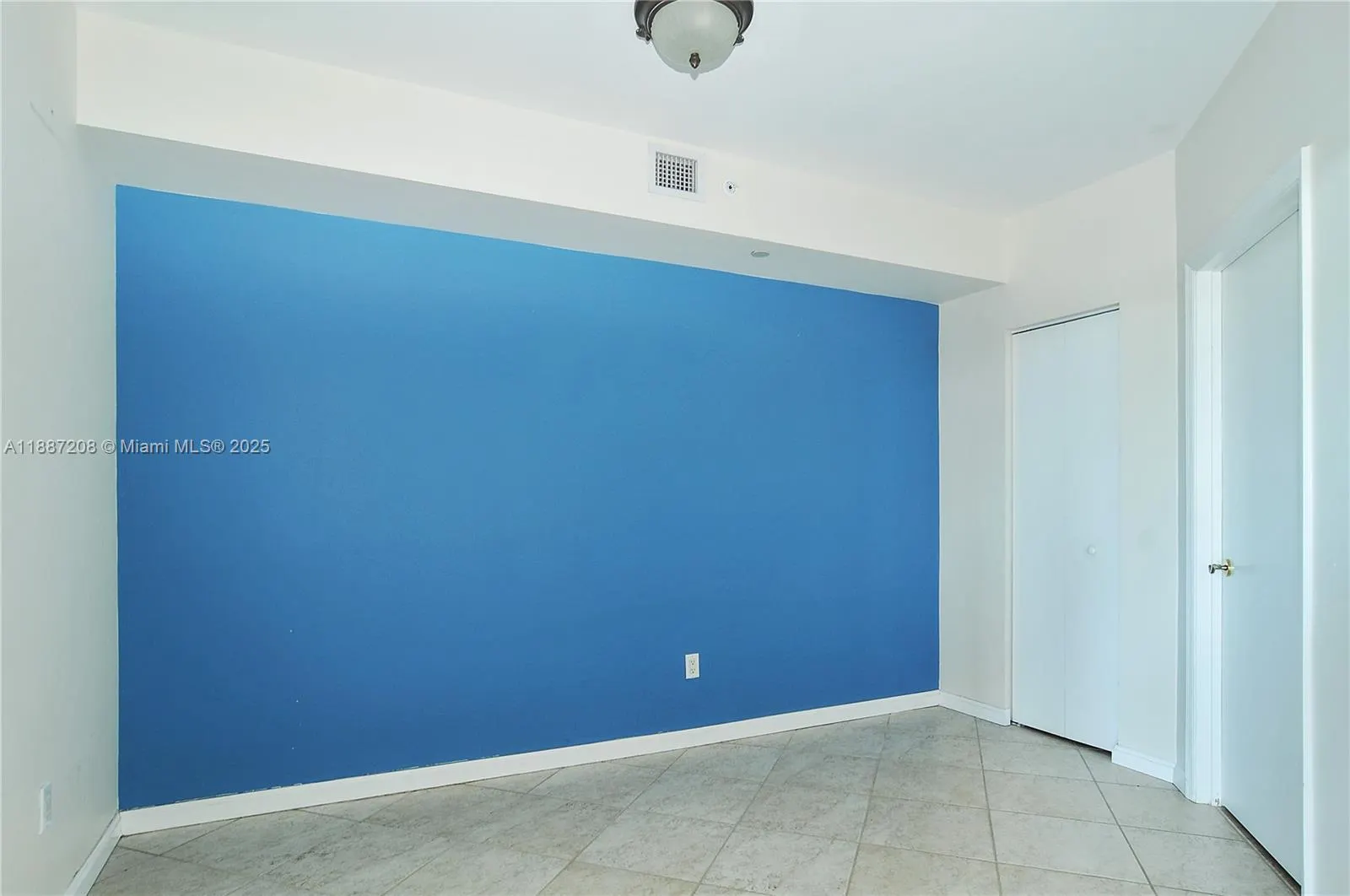 4779 Collins Ave, #506
