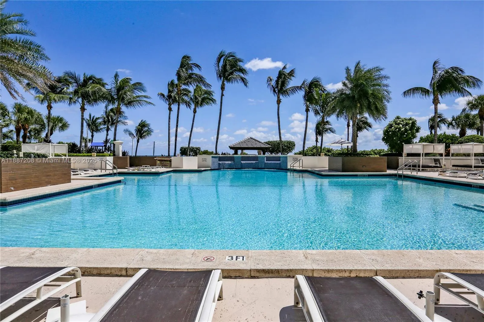 4779 Collins Ave, #506