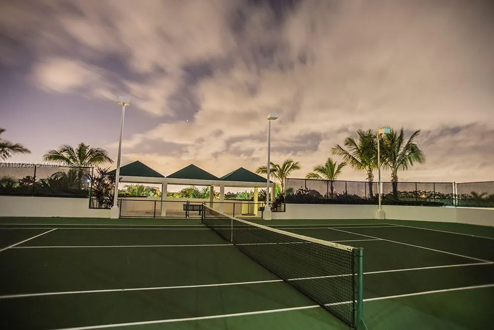 4779 Collins Ave, #506