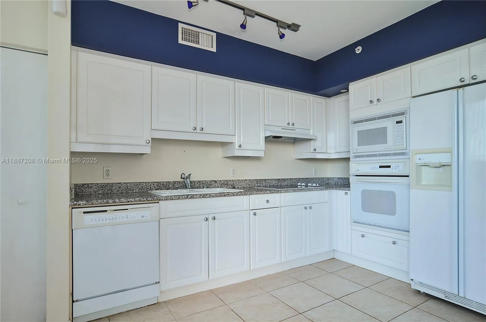 4779 Collins Ave, #506
