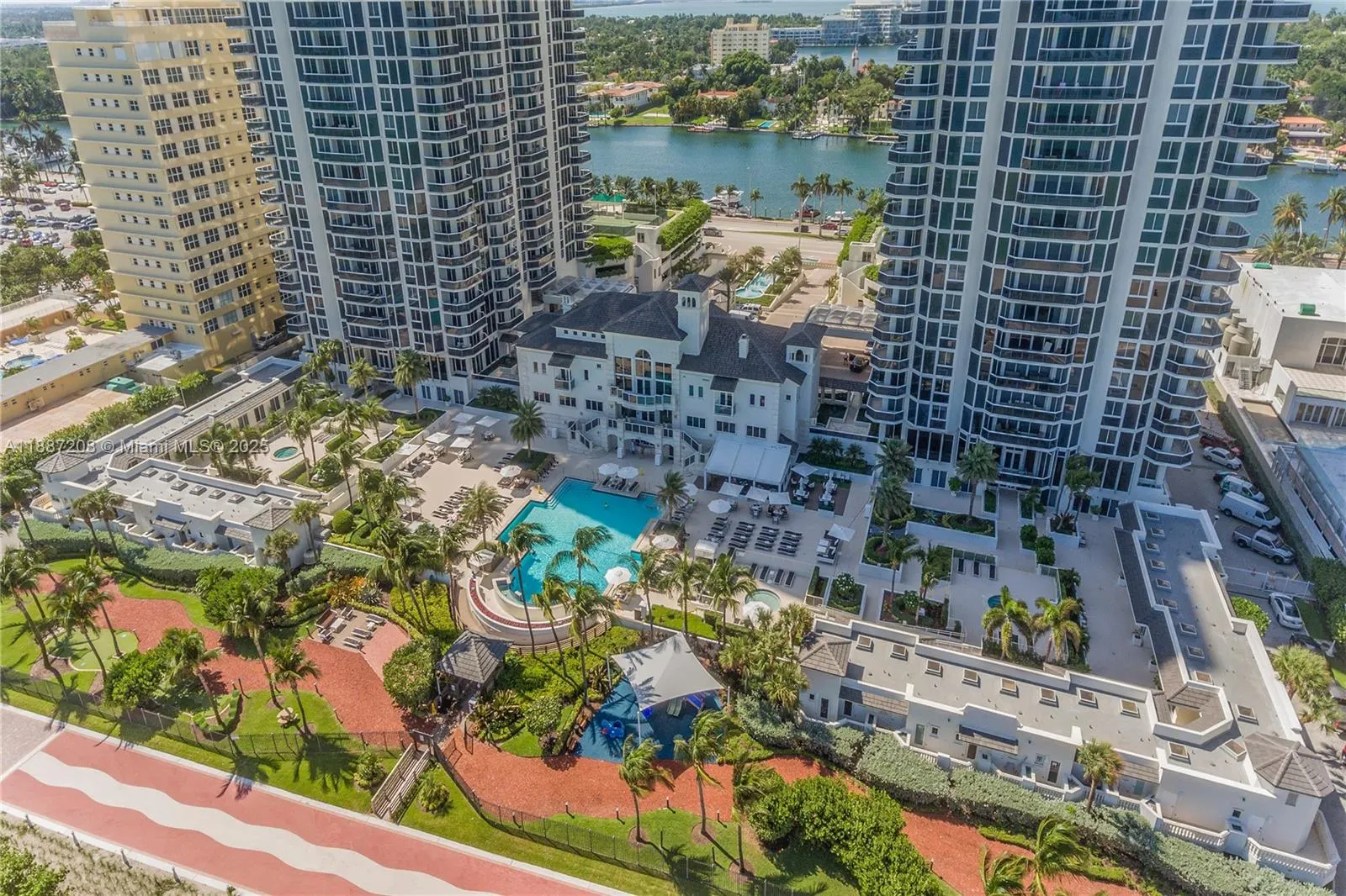 4779 Collins Ave, #506