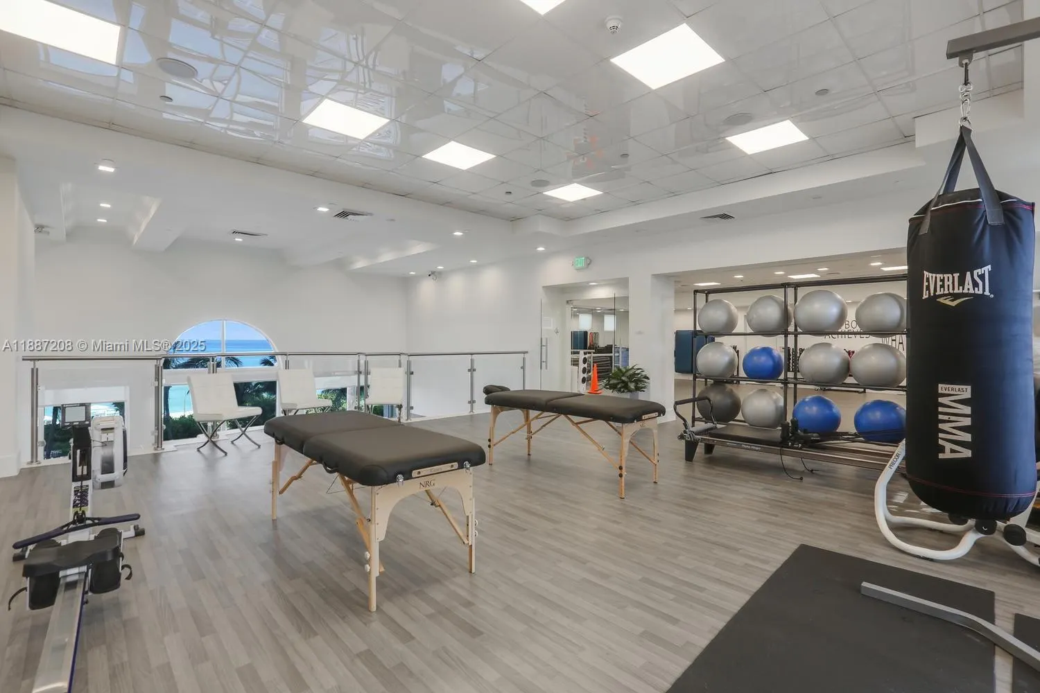 4779 Collins Ave, #506