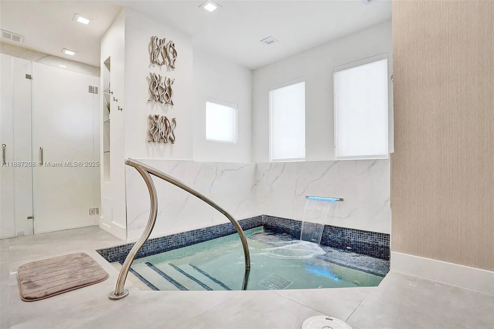 4779 Collins Ave, #506