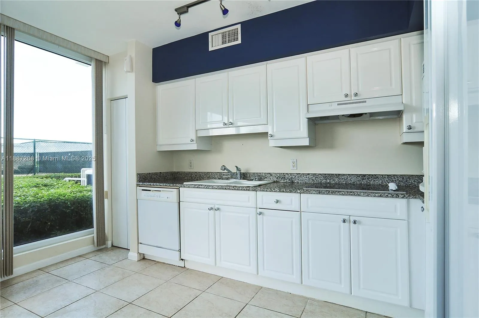 4779 Collins Ave, #506