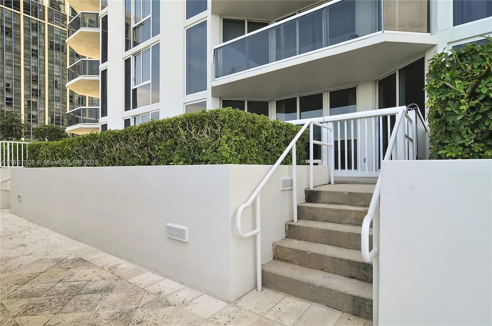 4779 Collins Ave, #506