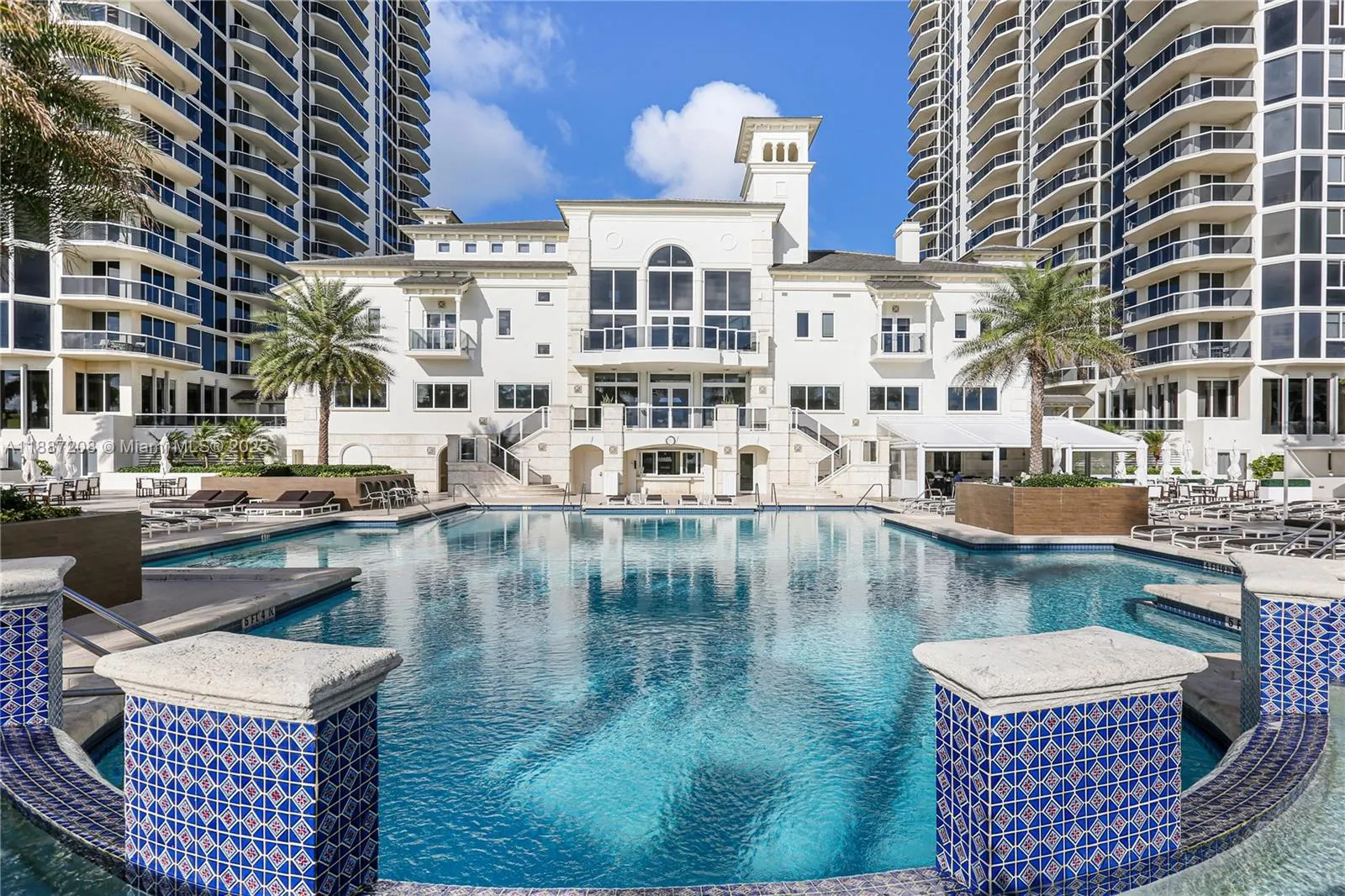 4779 Collins Ave, #506