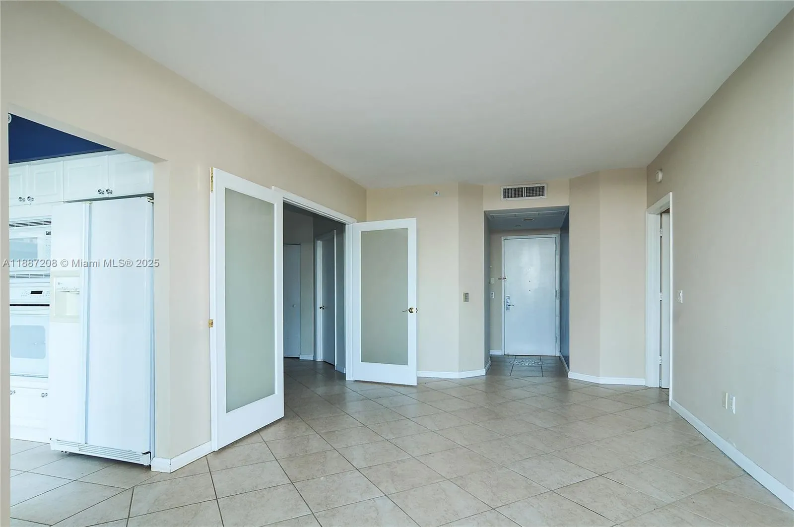 4779 Collins Ave, #506
