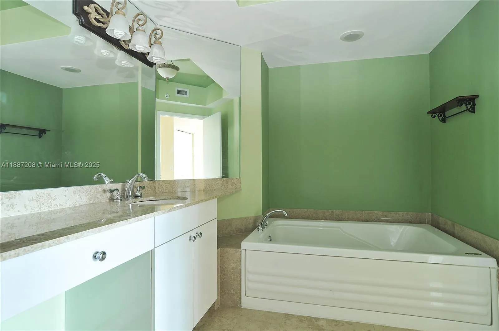 4779 Collins Ave, #506