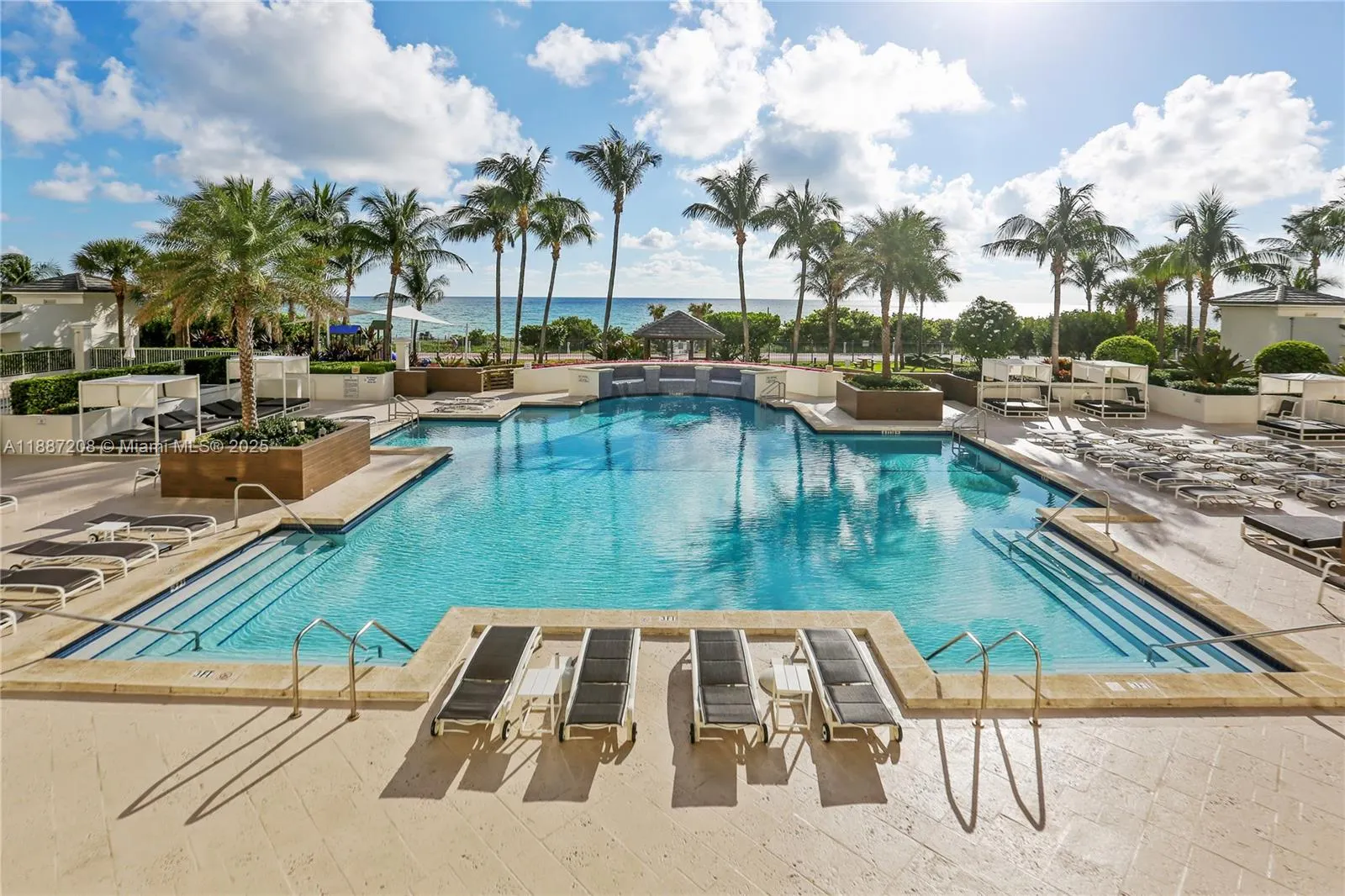 4779 Collins Ave, #506