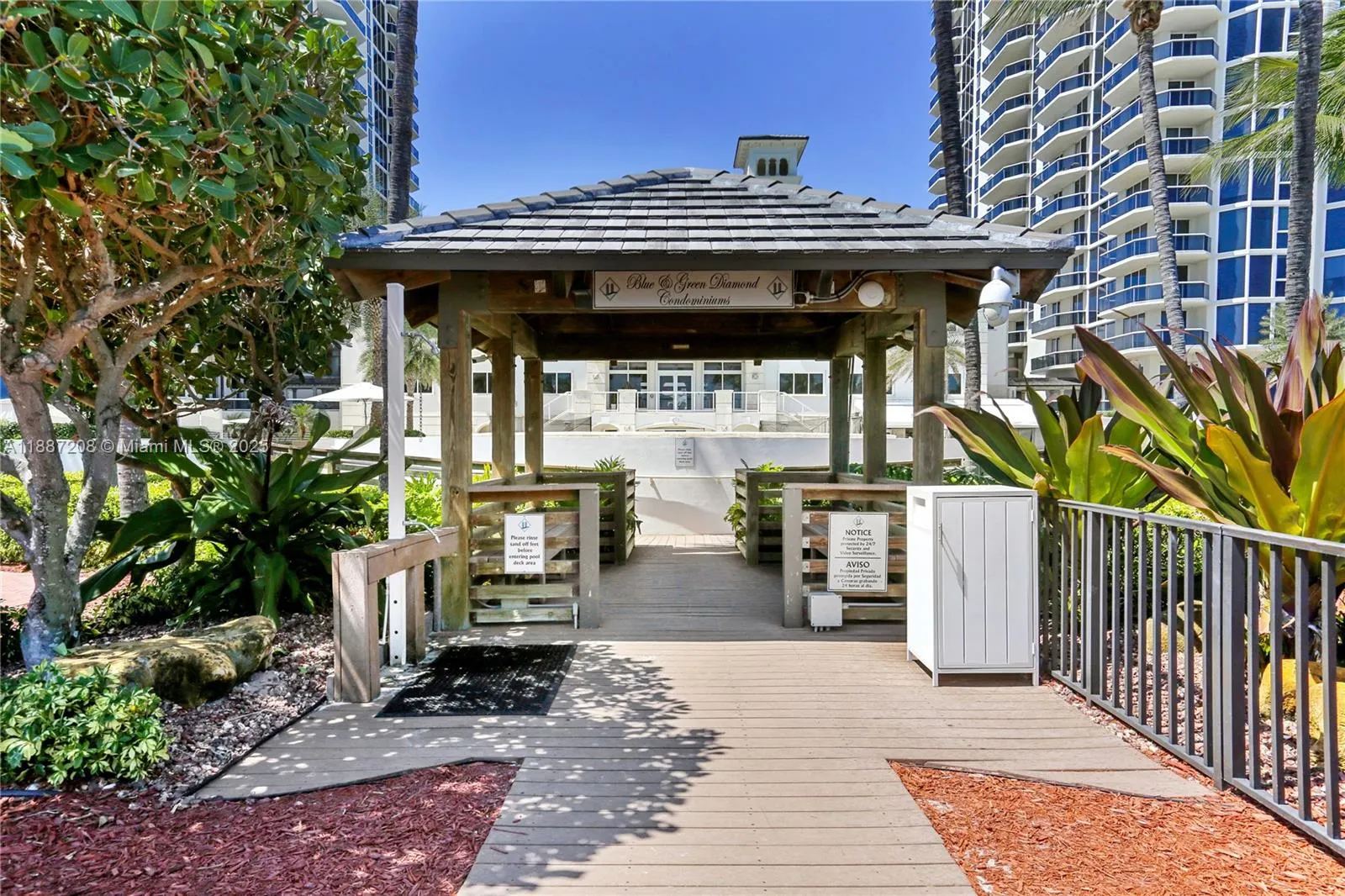 4779 Collins Ave, #506