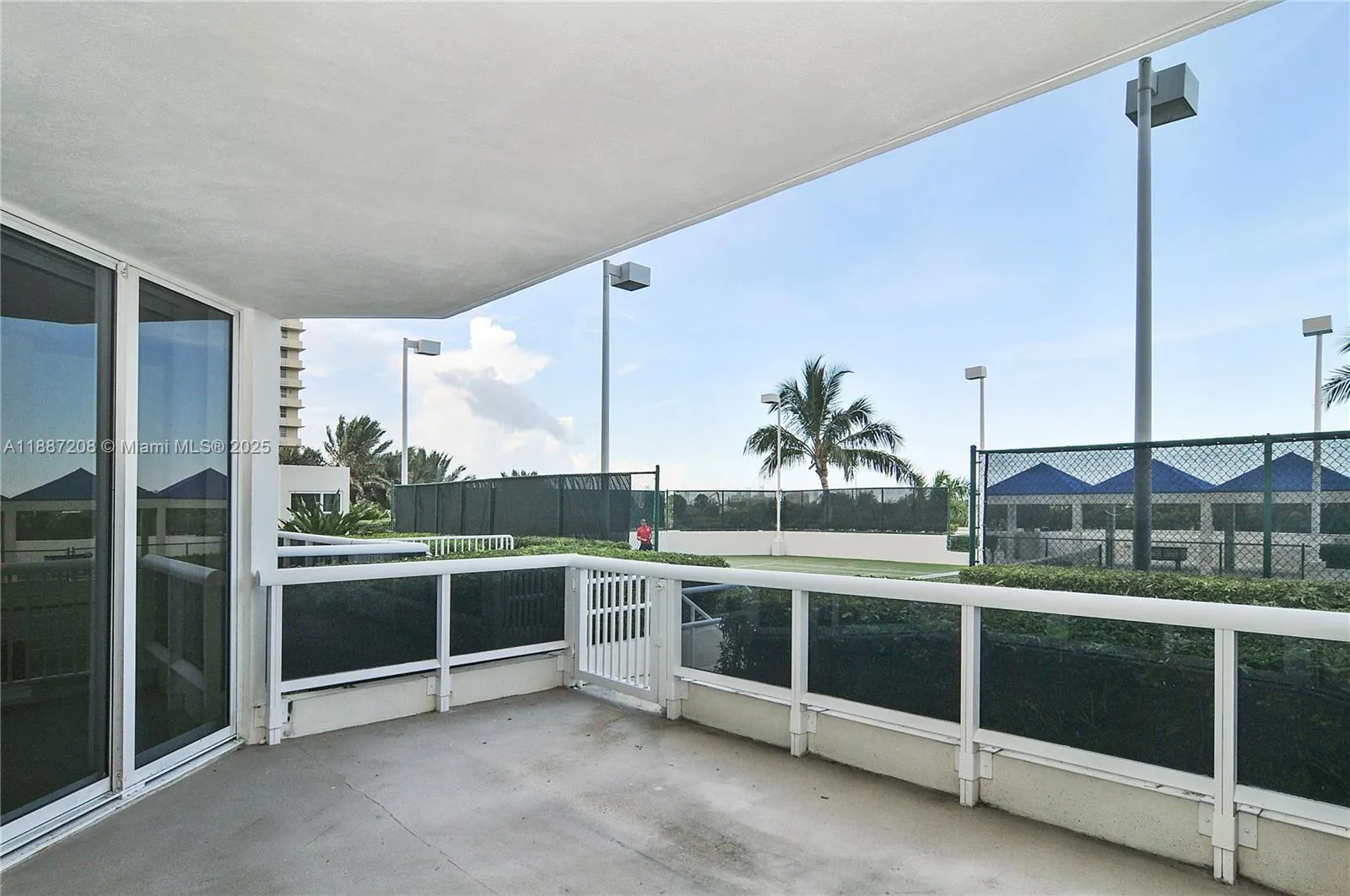 4779 Collins Ave, #506