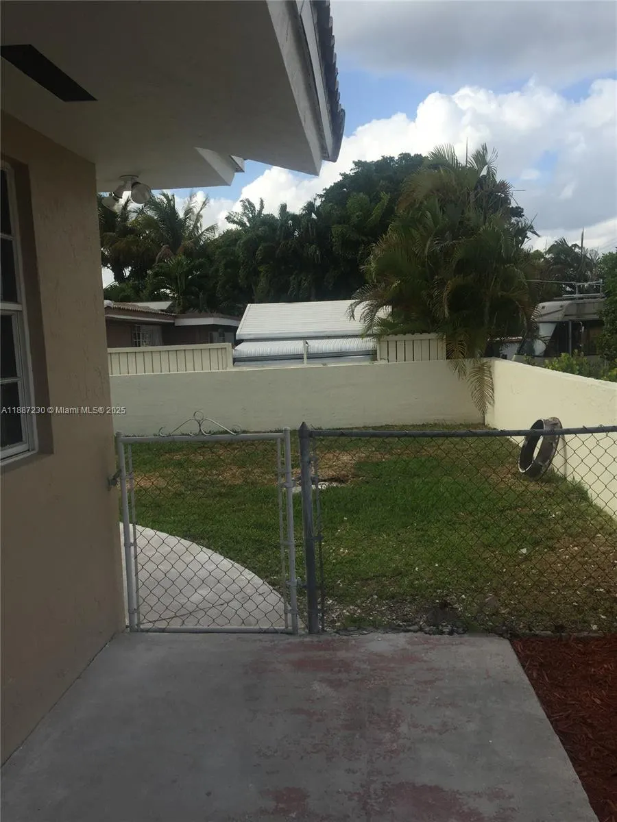 8719 SW 38th St, #REAR