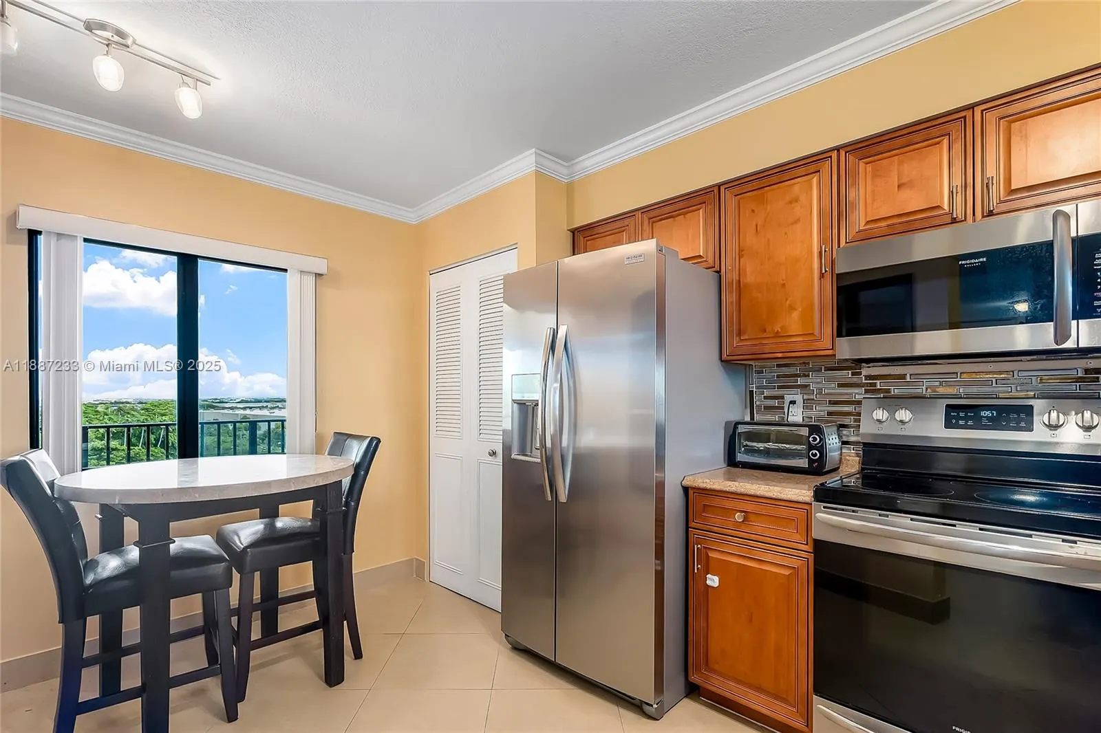 2200 S Cypress Bend Dr, #804
