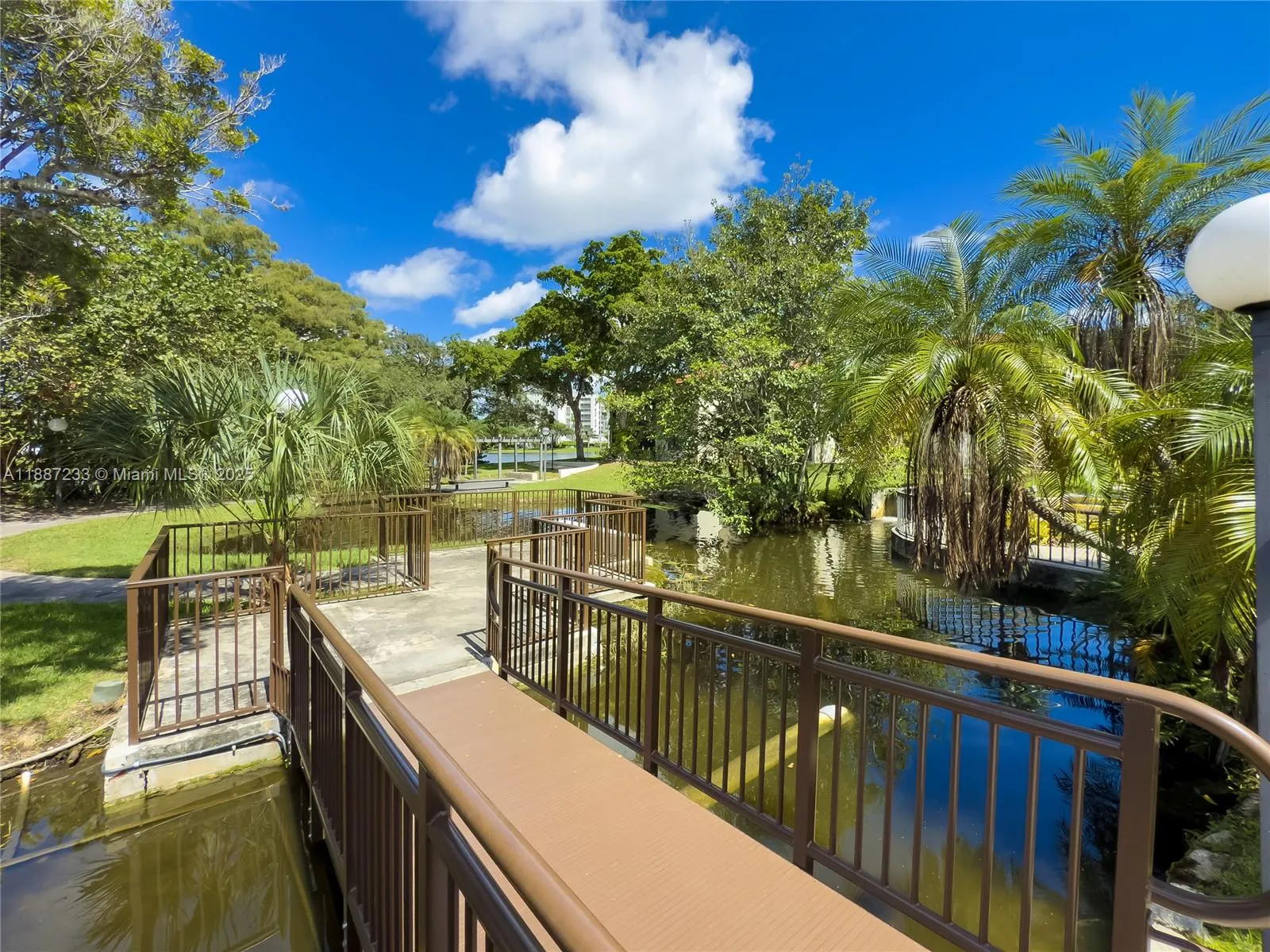 2200 S Cypress Bend Dr, #804