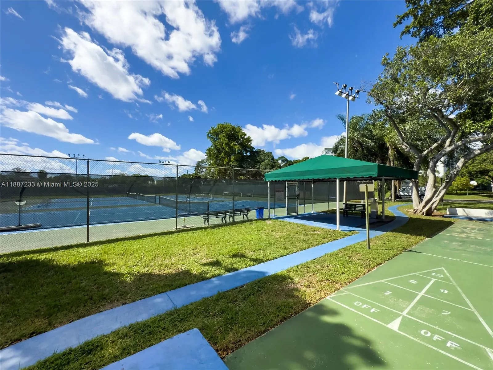 2200 S Cypress Bend Dr, #804