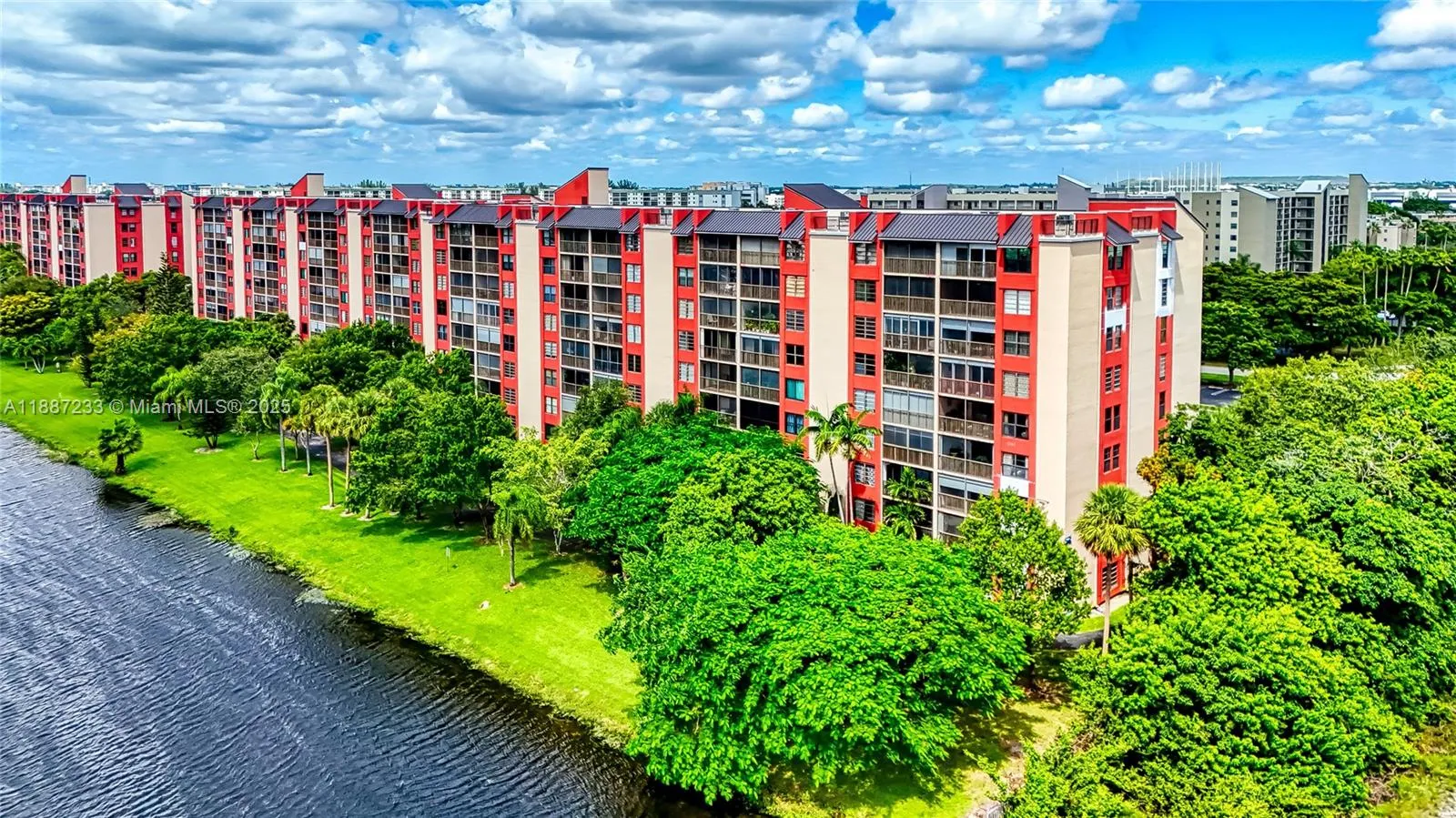 2200 S Cypress Bend Dr, #804