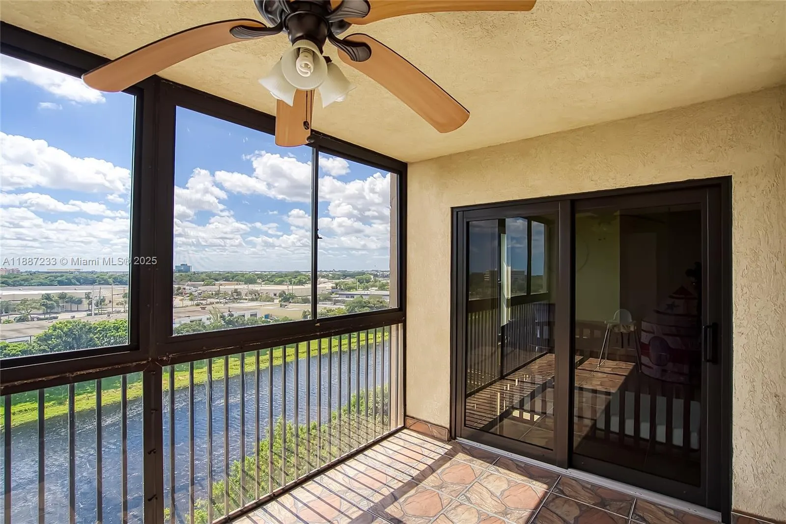 2200 S Cypress Bend Dr, #804