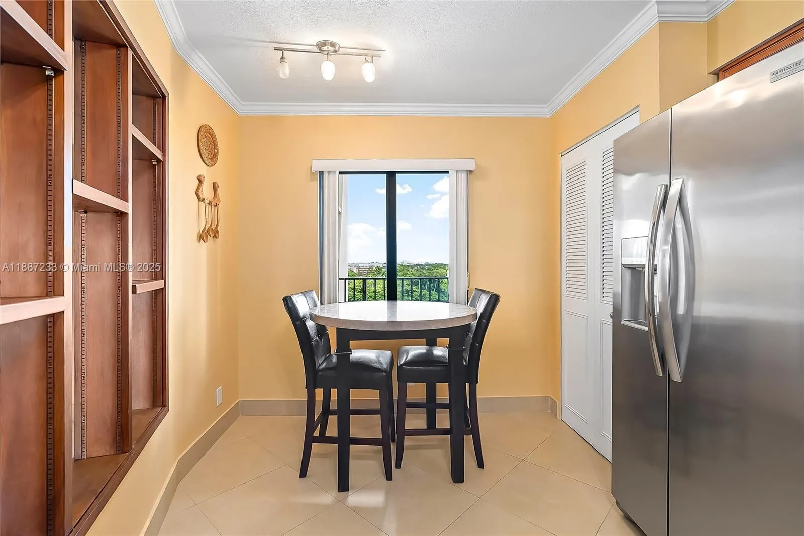 2200 S Cypress Bend Dr, #804