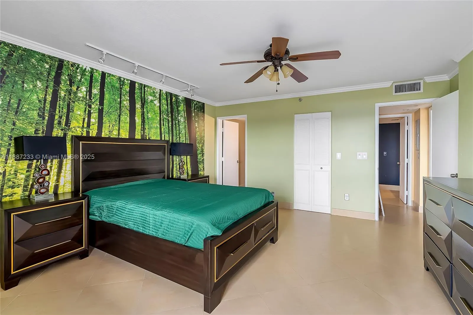 2200 S Cypress Bend Dr, #804