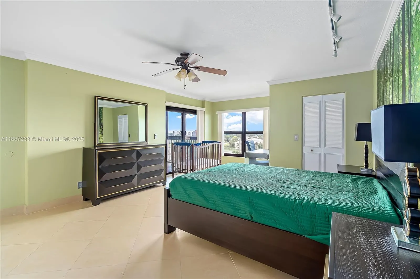 2200 S Cypress Bend Dr, #804