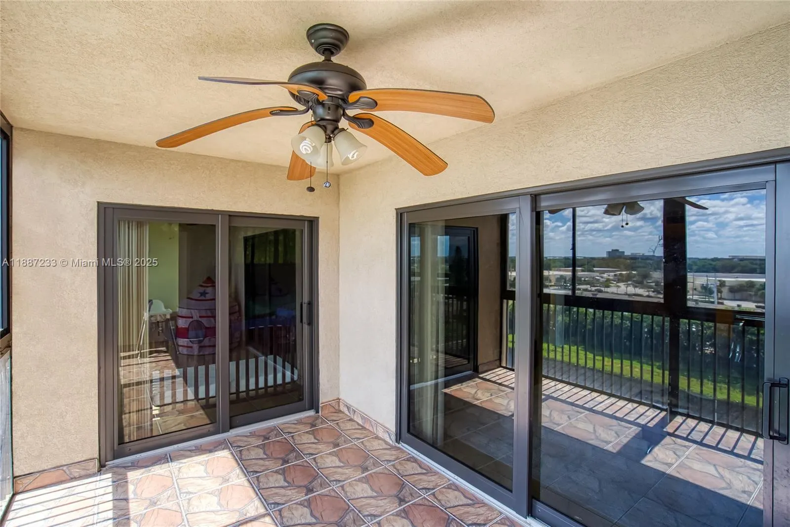 2200 S Cypress Bend Dr, #804