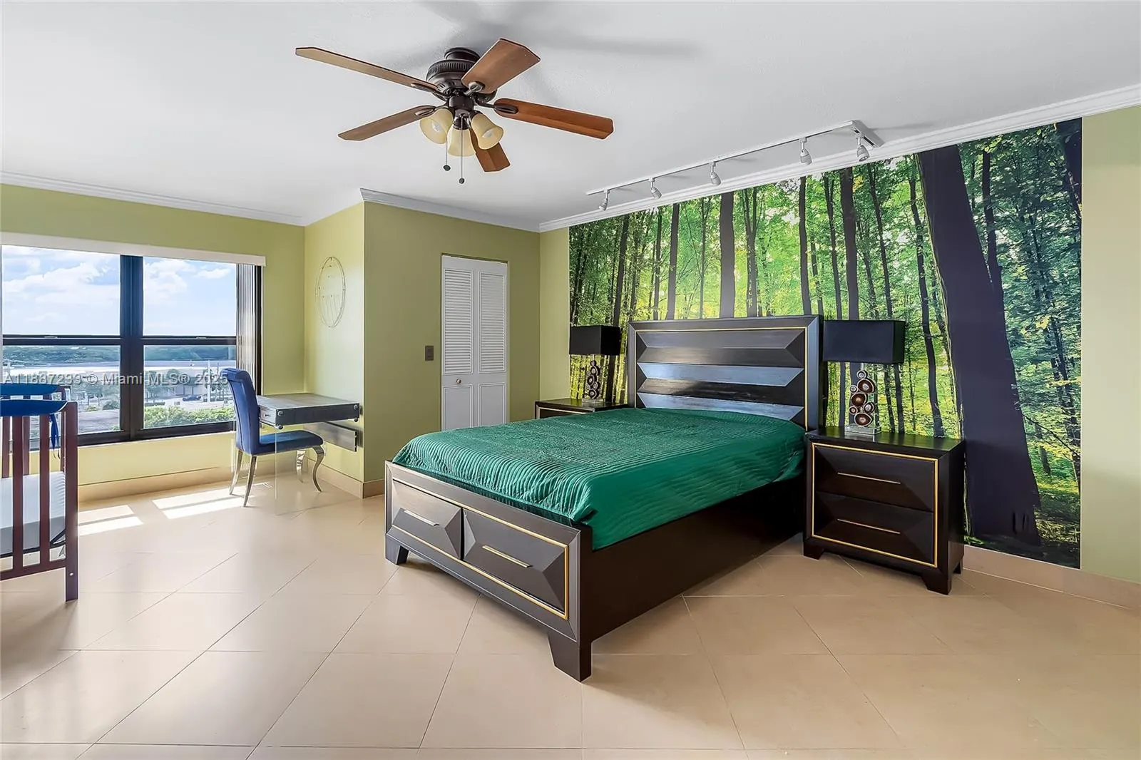 2200 S Cypress Bend Dr, #804