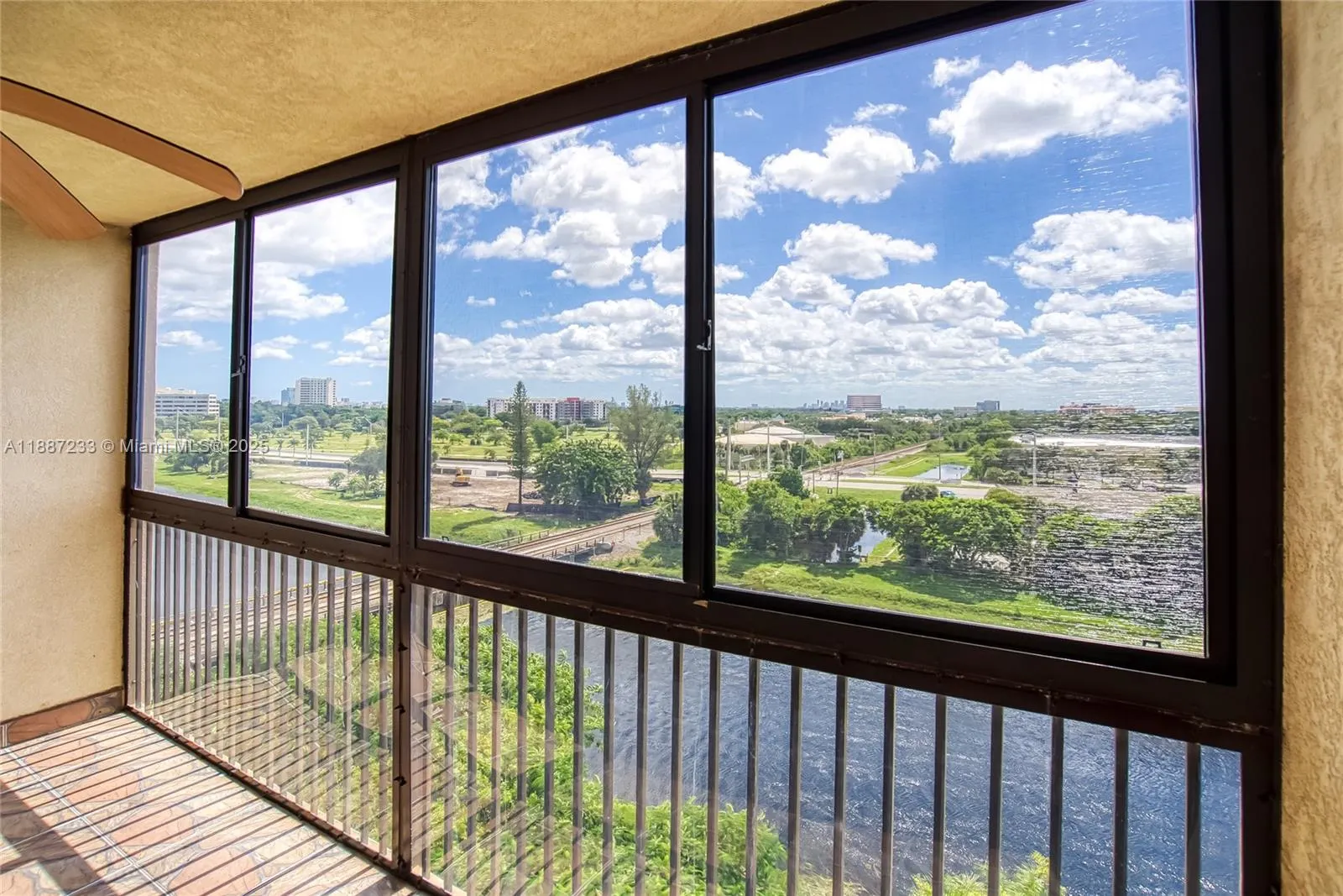 2200 S Cypress Bend Dr, #804