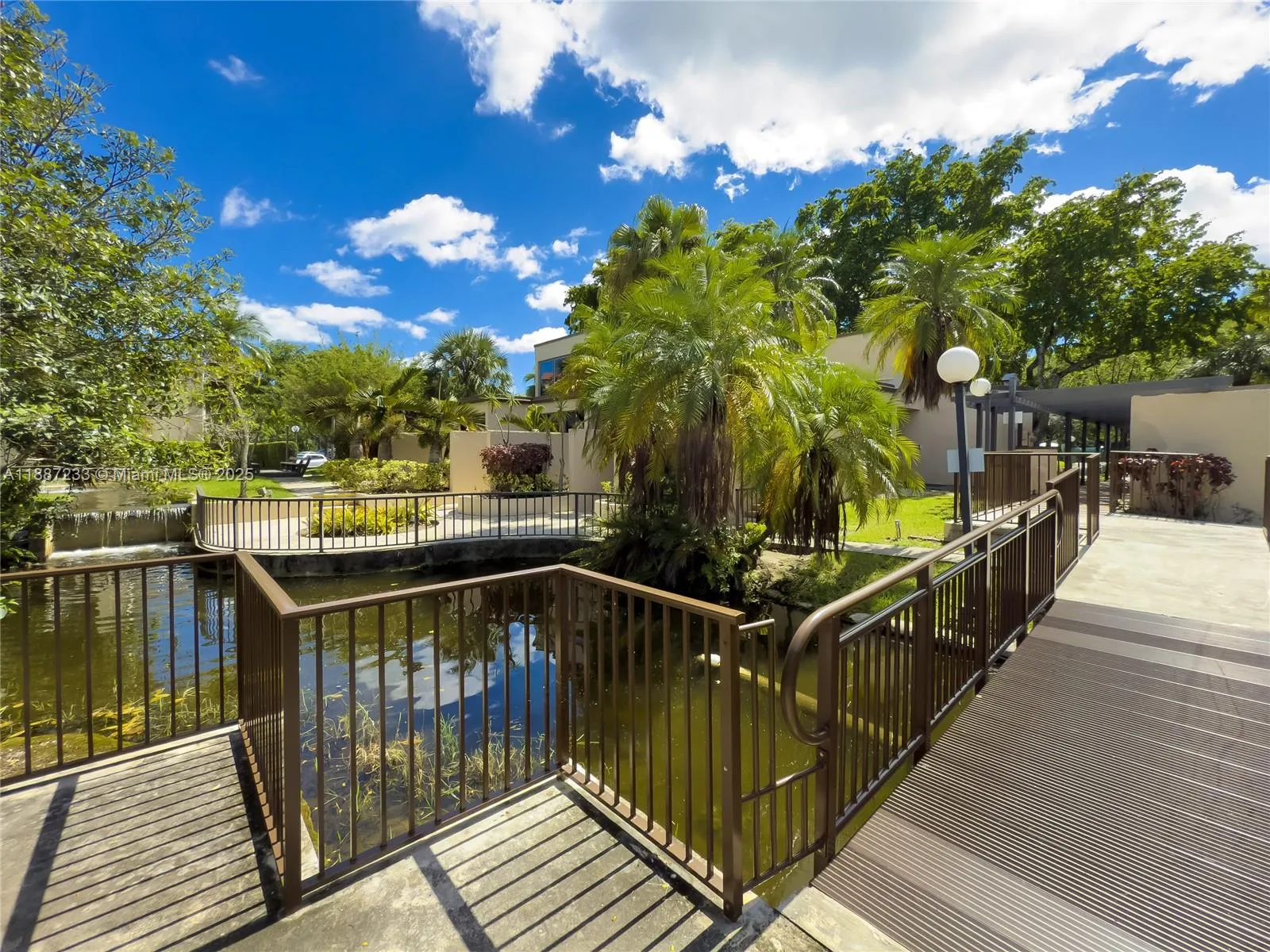 2200 S Cypress Bend Dr, #804