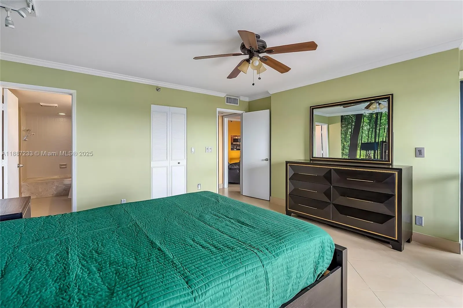 2200 S Cypress Bend Dr, #804